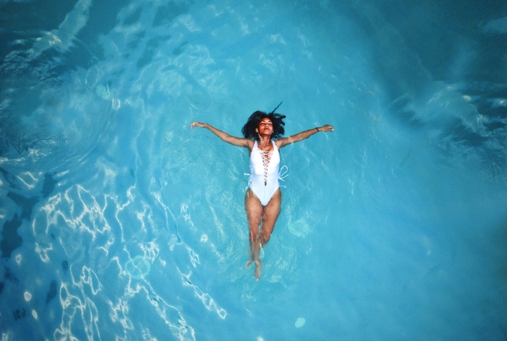 Femme se baignant dans la mer bleue.